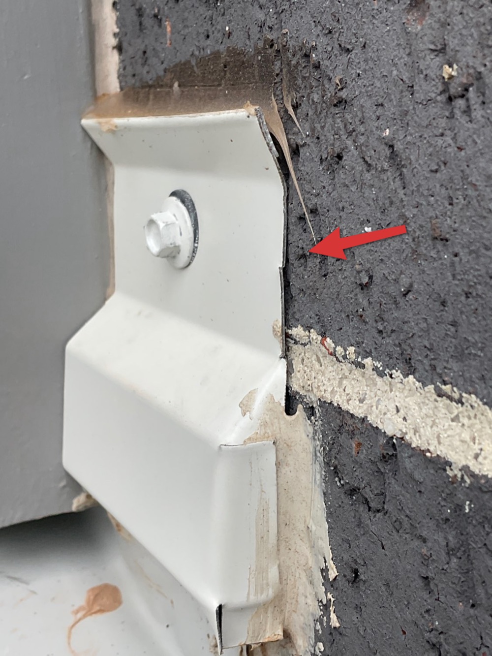 Flashings on the face of the cladding